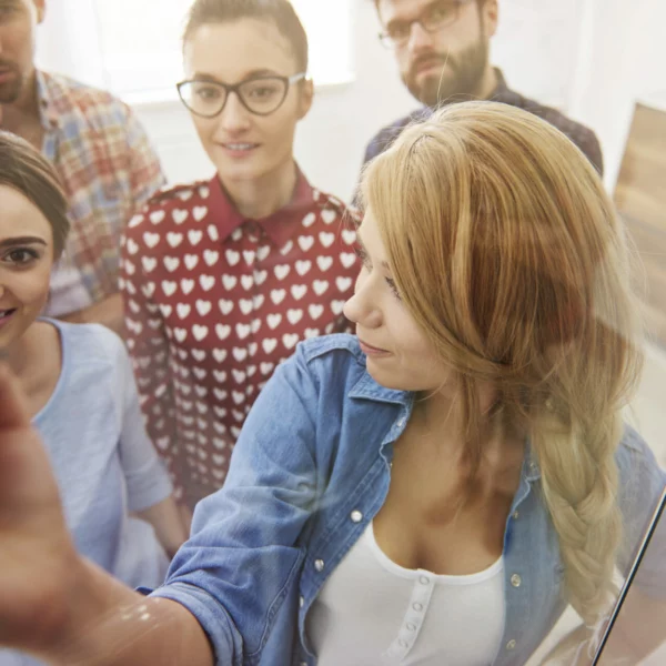 Jak wykorzystać treści do&nbsp;edukacji i&nbsp;wdrażania w&nbsp;celu zmniejszenia rezygnacji klientów